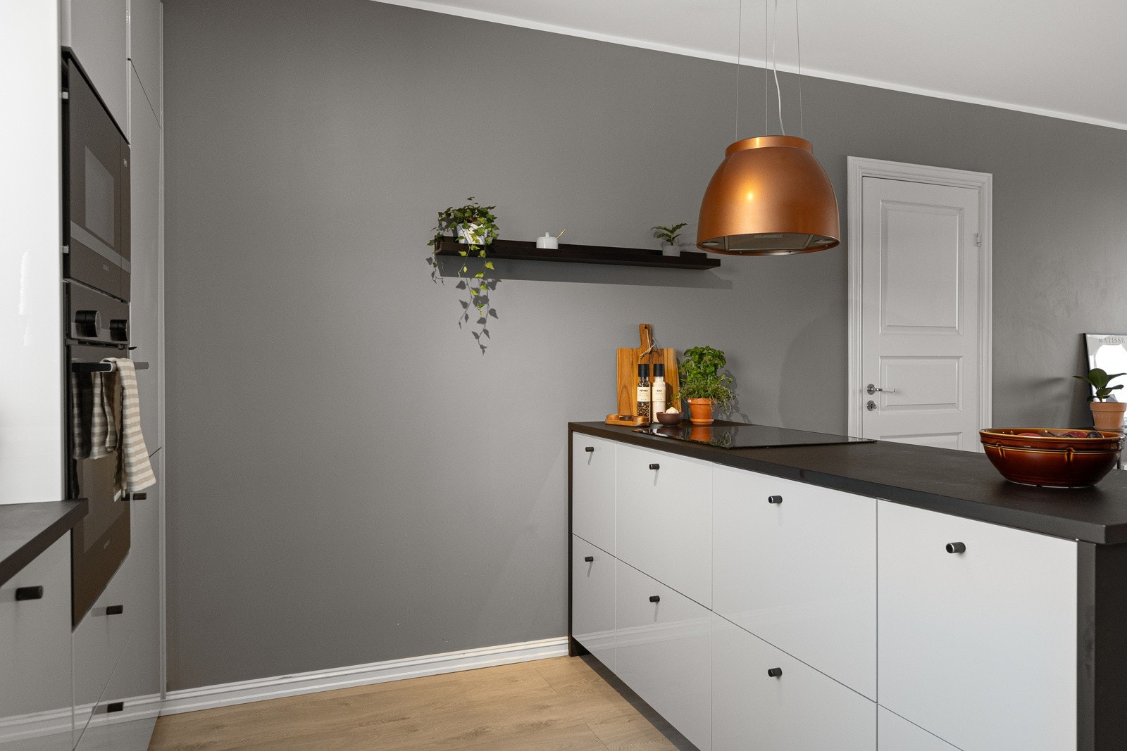 Kjøkkenet tilbyr rikelig med oppbevaringsmuligheter Galleribilde