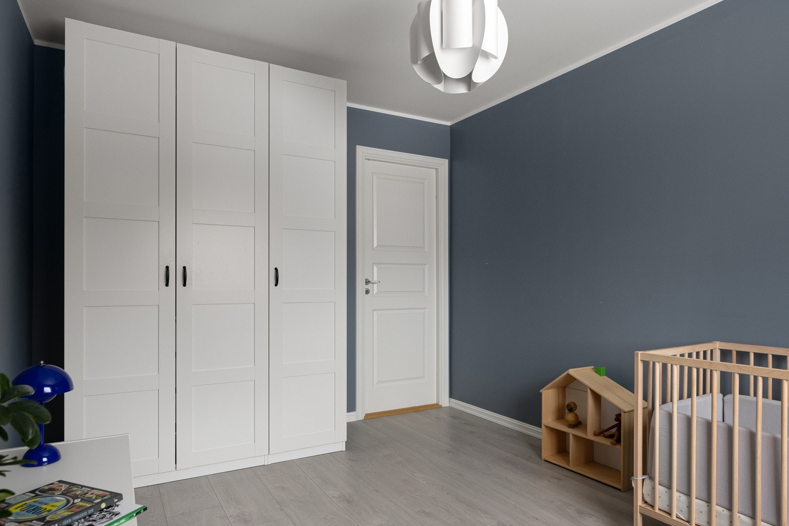 Romslig garderobeløsning Galleribilde