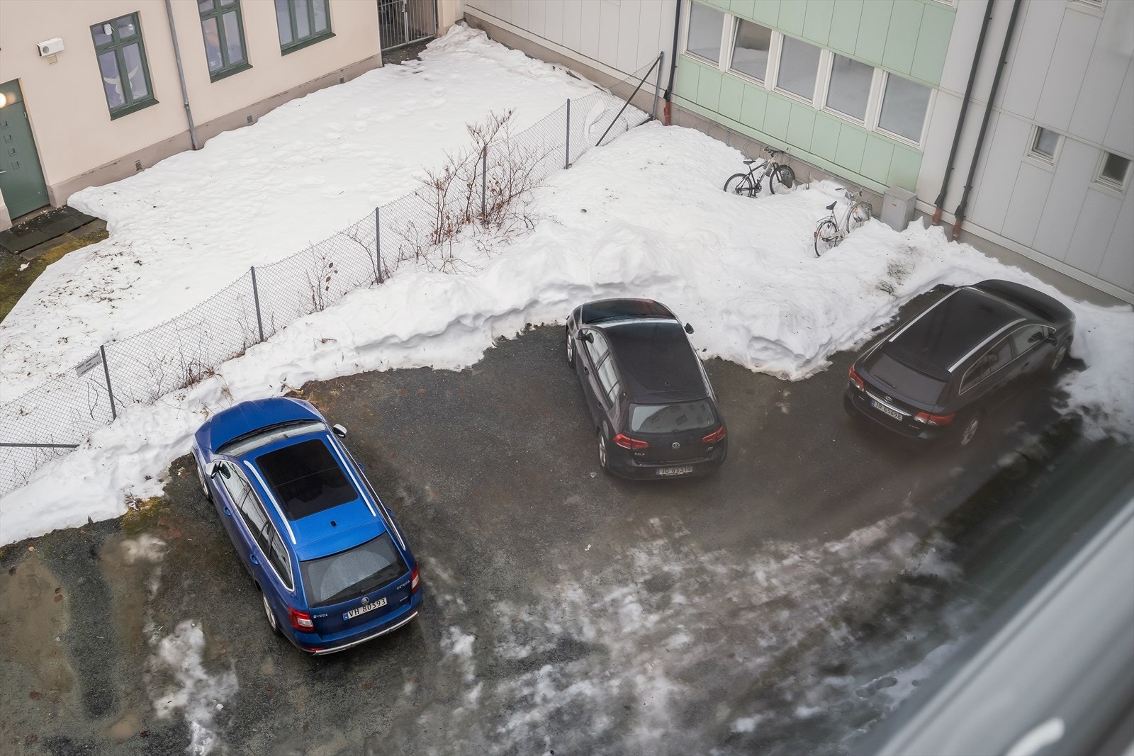 Det er mulighet for leie av parkering ved søknad til styret til en månedspris på kun 100 kr. Ellers er det soneparkering i området etter gjeldende bestemmelser fra kommunen. Galleribilde