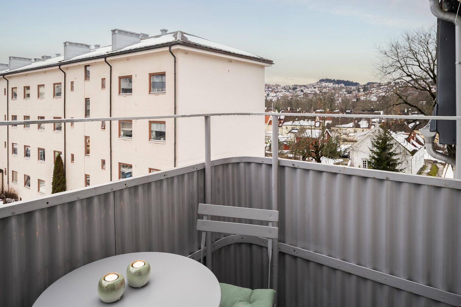 Balkongen er sørvendt og byr på gode solforhold. Galleribilde