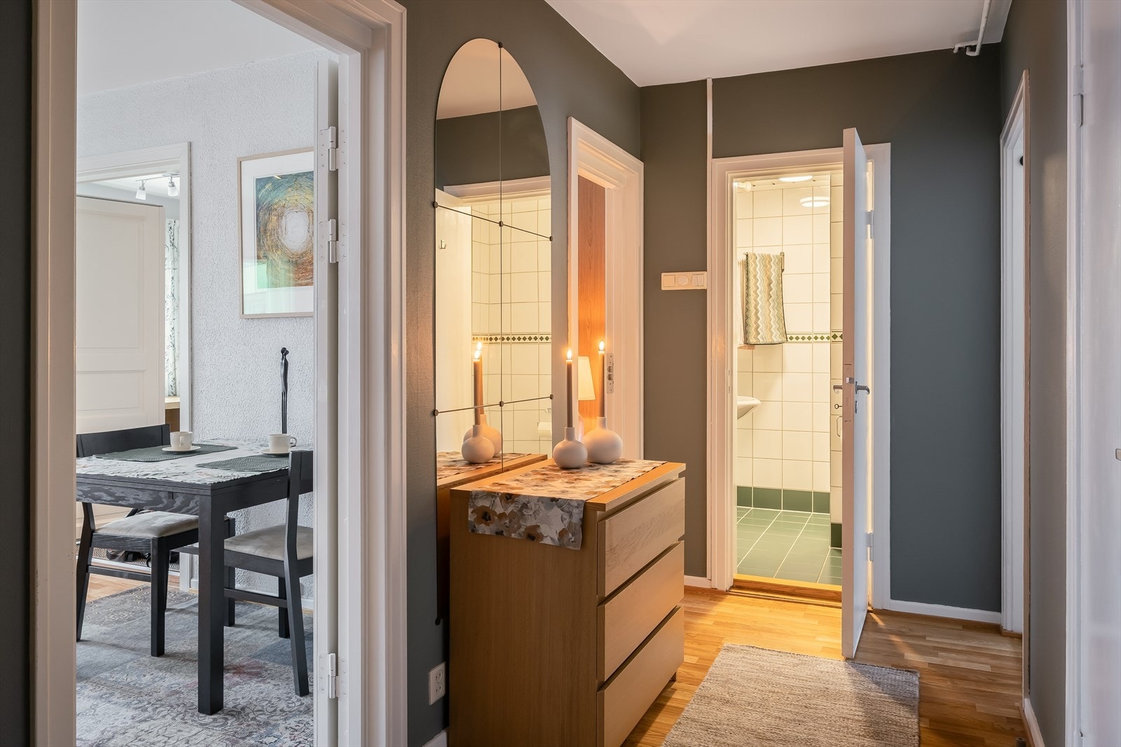 Entréen er på 8 m² og fungerer som leilighetens knutepunkt. Galleribilde