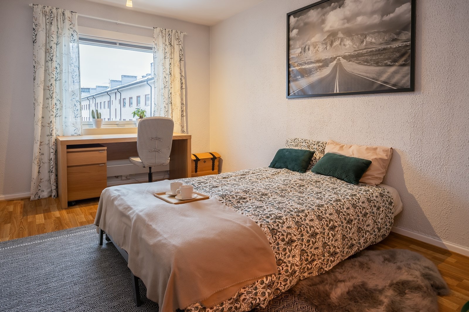 I direkte tilknytning til stuen ligger det største soverommet på 13,2 m². Galleribilde