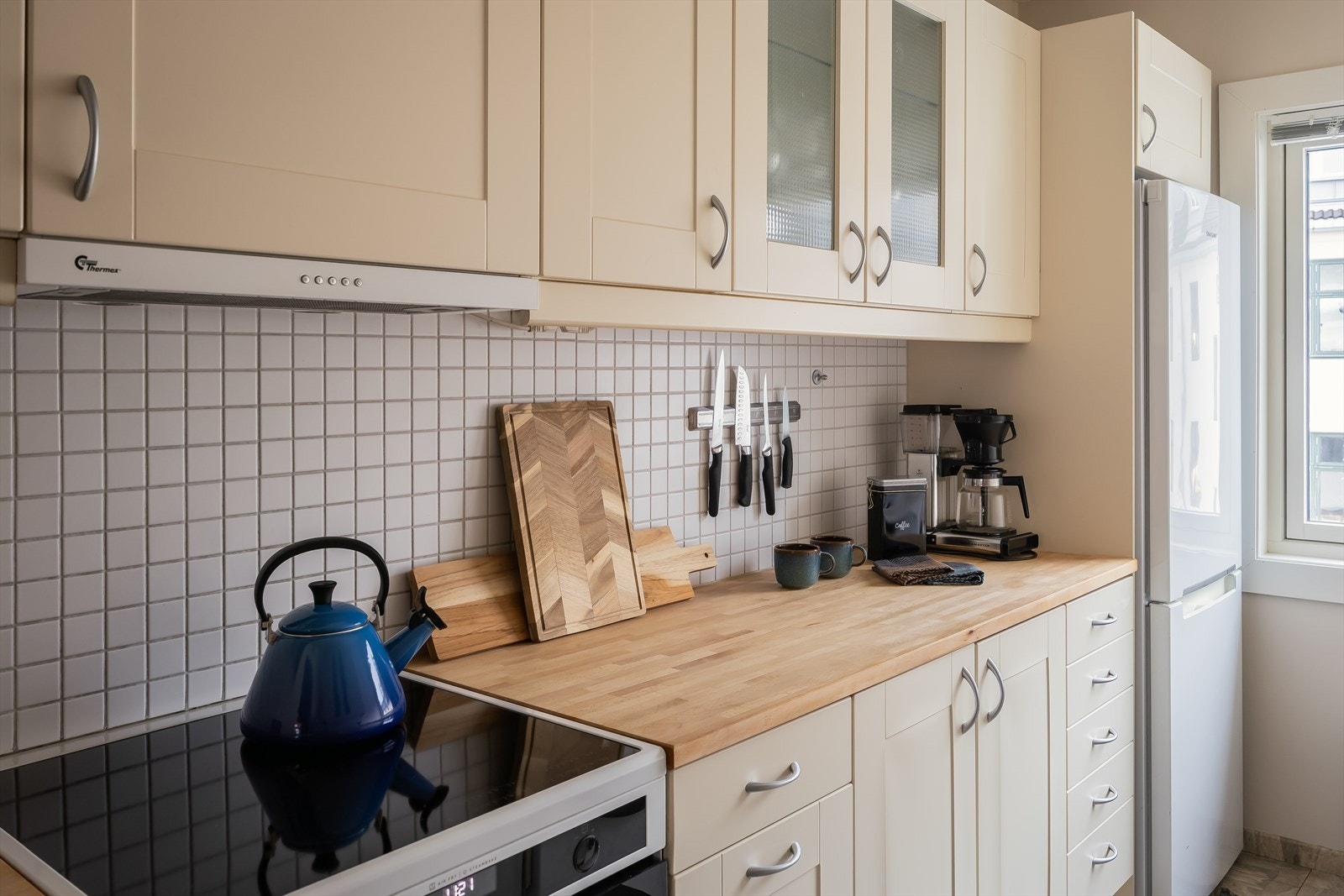 Kjøkkenet ligger separert fra stua, noe som skaper en praktisk soneinndeling. Galleribilde