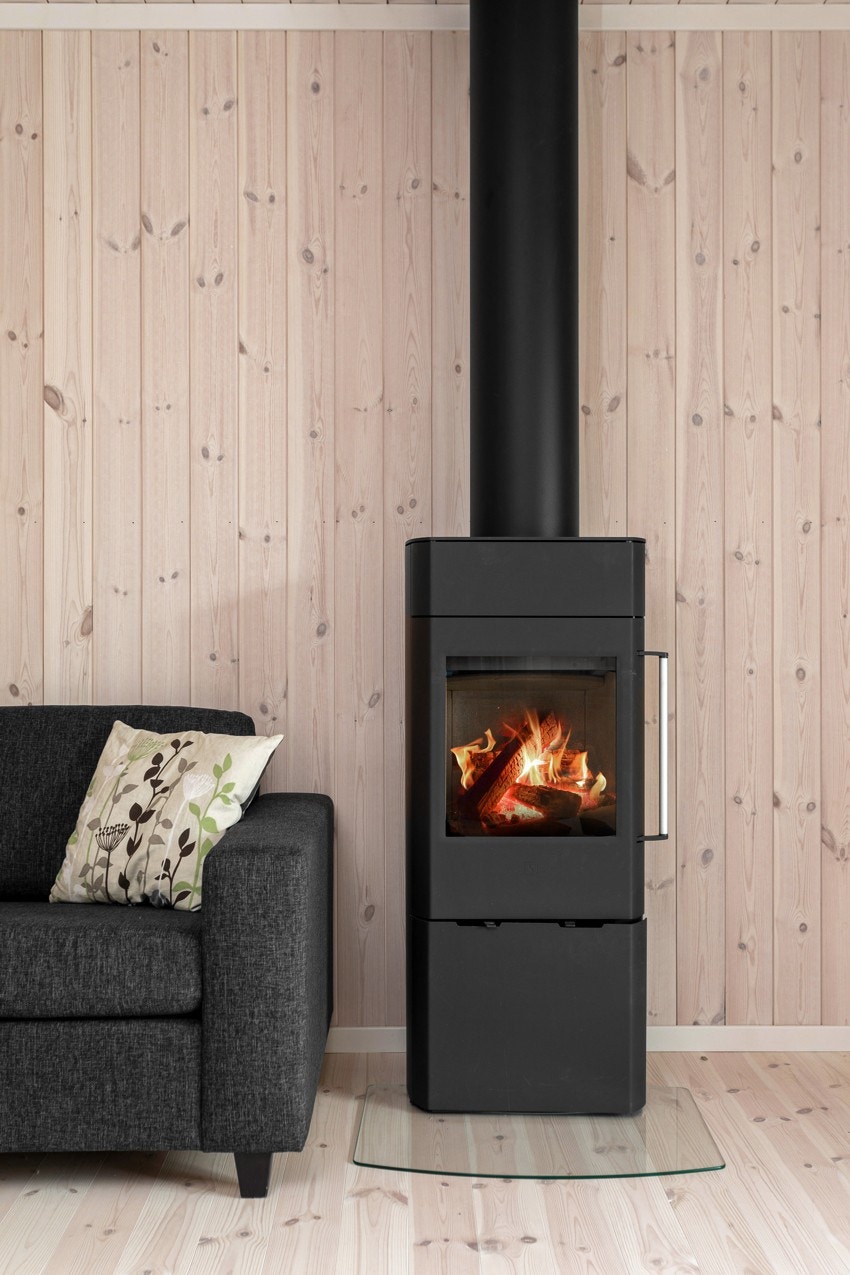 Koselig peisovn som gir varme rundt om i hytta. Galleribilde