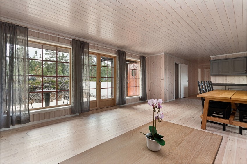 Romslig stue med store vinduer. Galleribilde