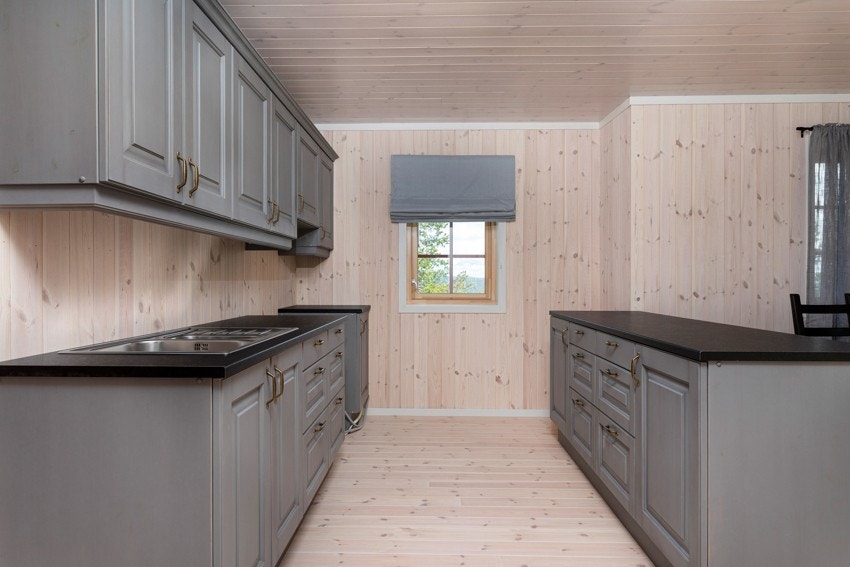 Kjøkken med massivtre fronter, skrog og benkeplater. Galleribilde