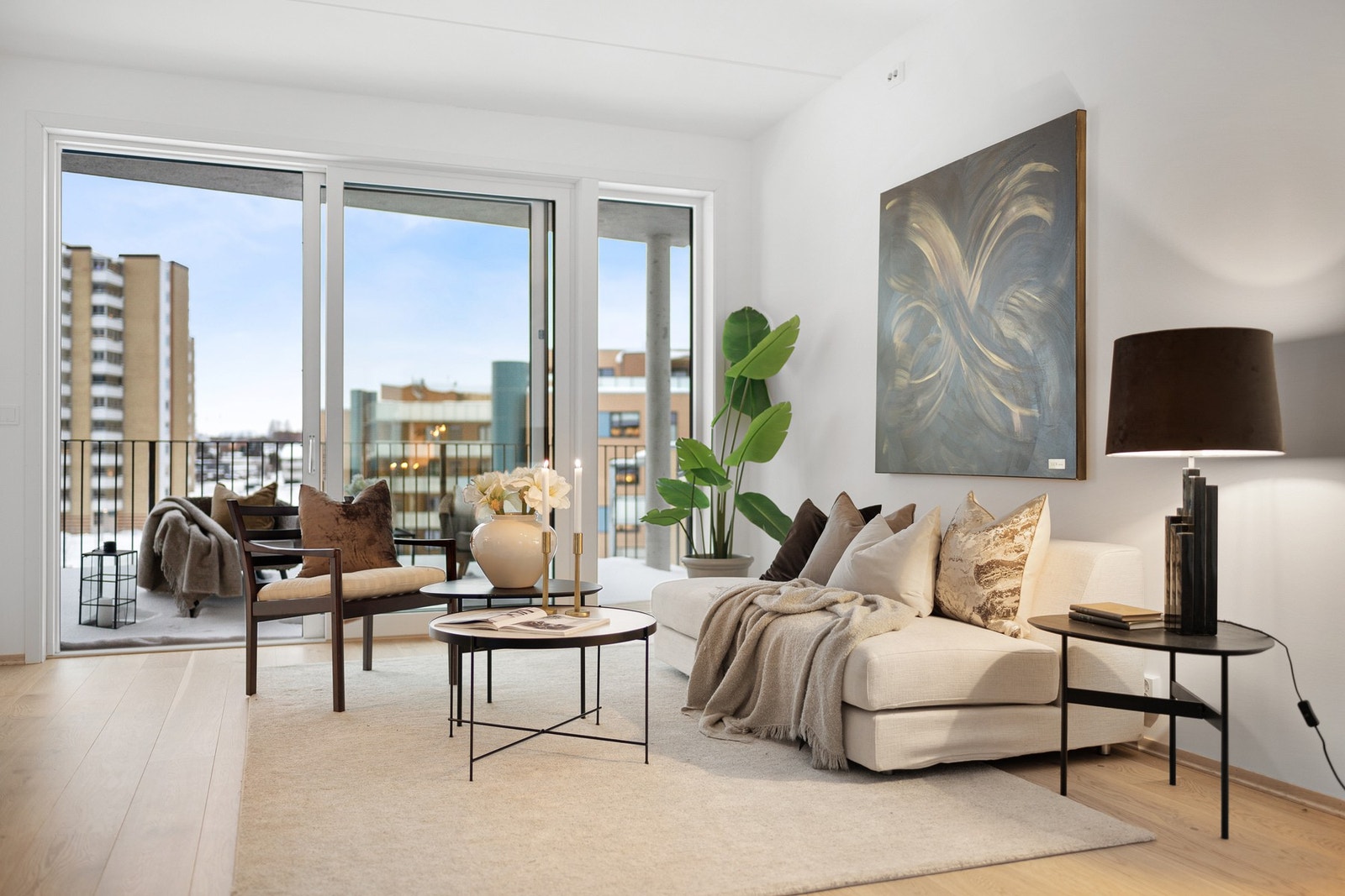 Store vindusflater sørger for rikelig med naturlig lysinnslipp. Galleribilde