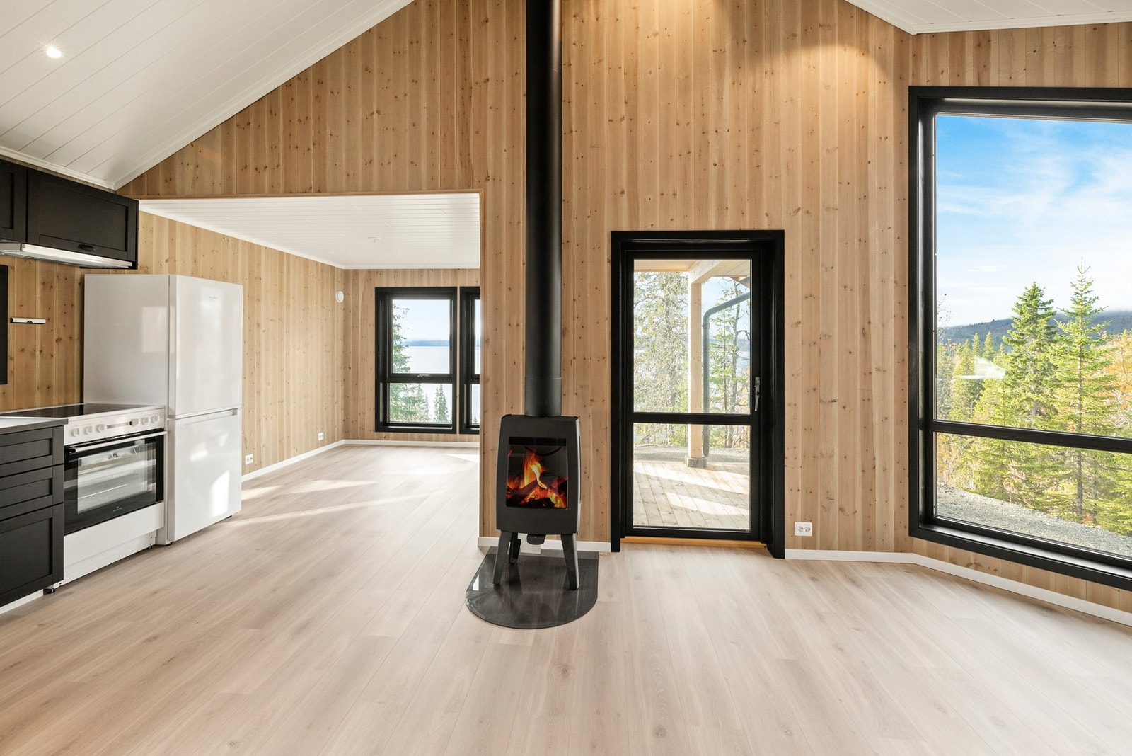 Åpen stue/kjøkken løsning med god takhøyde og deilig atmosfære Galleribilde