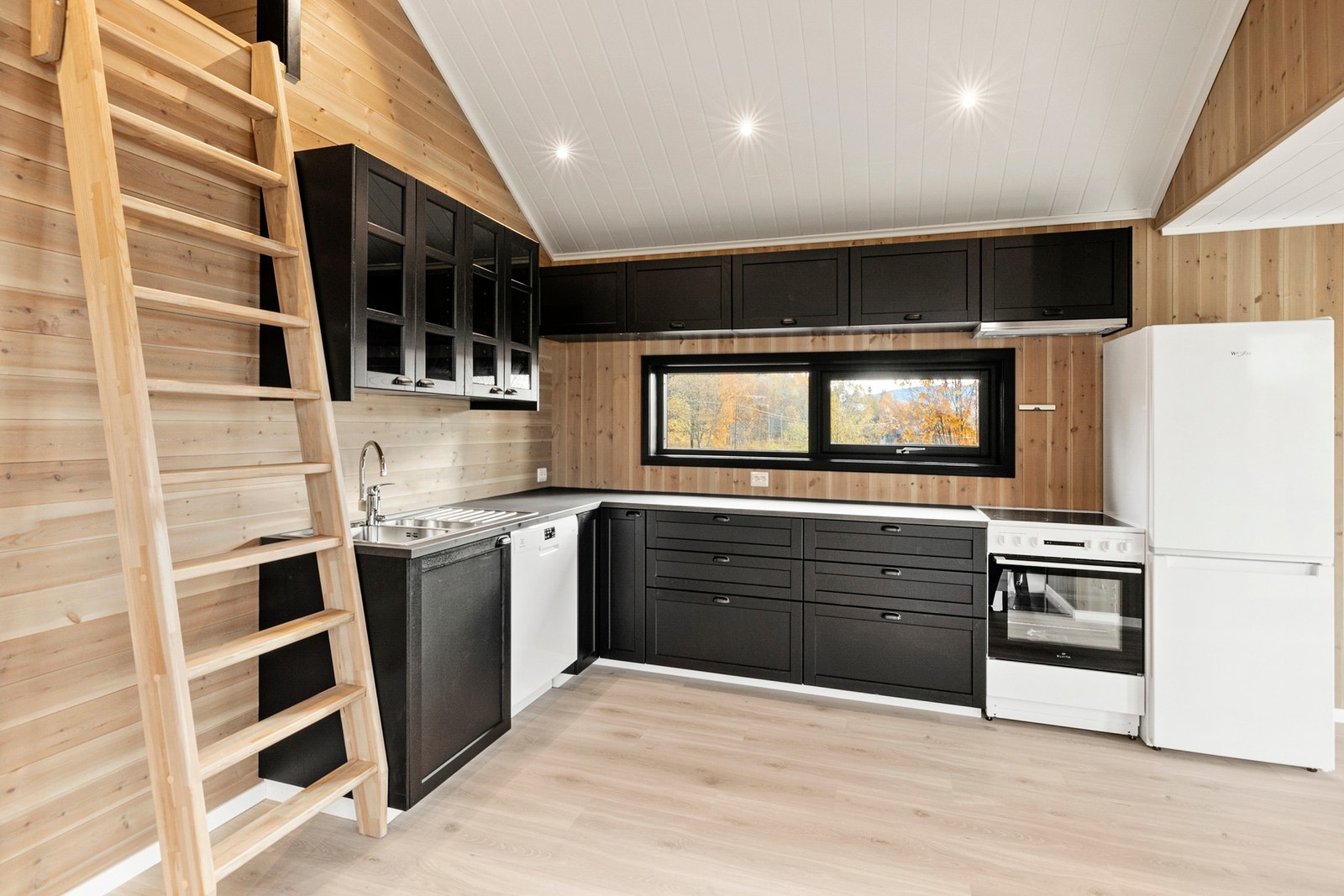 Kjøkkeninnredning med mørke profilerte fronter og laminat benkeplate Galleribilde