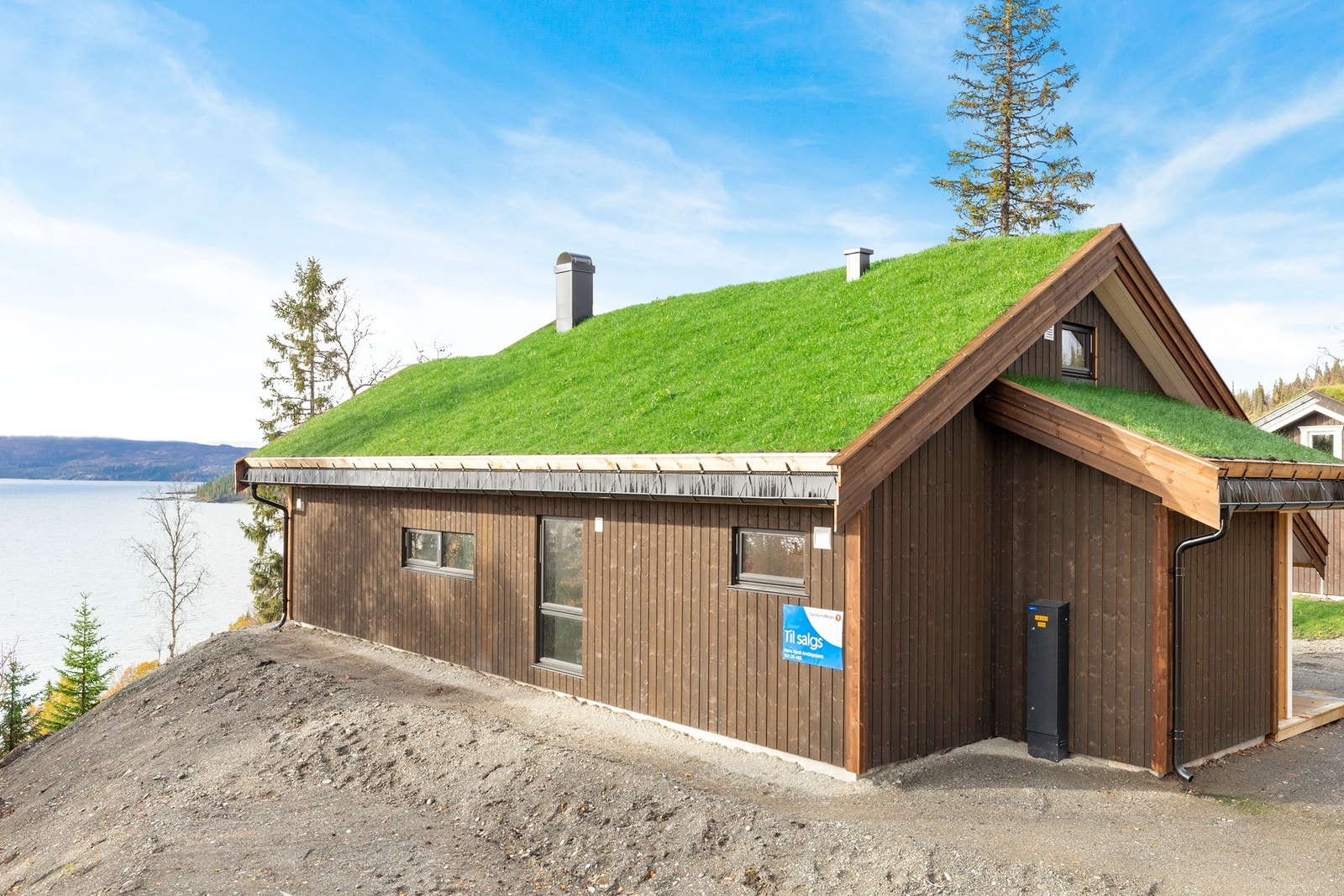 Eiendommen er tilknyttet offentlig vann og avløp. Adkomst via privat veg. Galleribilde