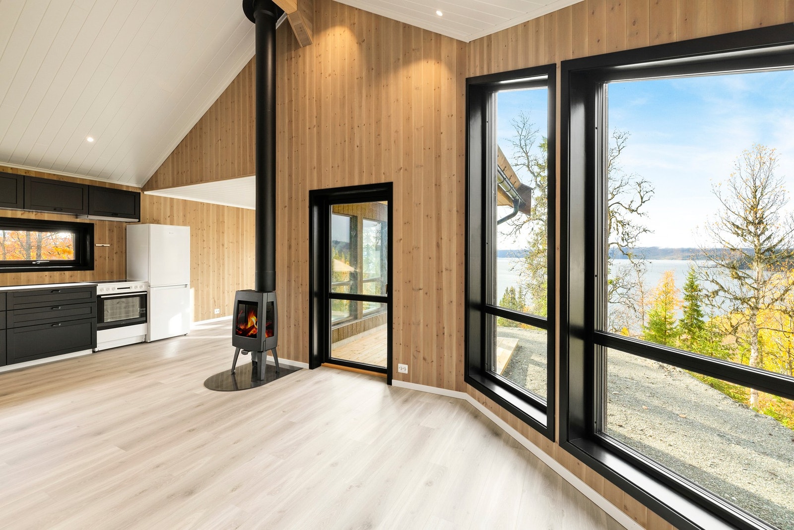 Oppvarmingskildene er gulvvarme og vedfyring Galleribilde