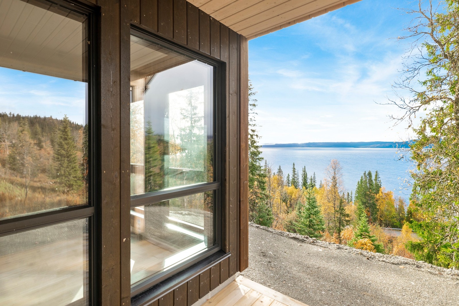 Fra stuen er det utgang til takoverbygd terrasse med panoramautsikt ut over Limingen Galleribilde