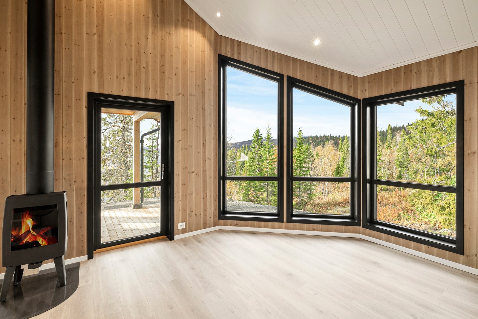 Hytten har store vindusflater som gir rikelig med lys og utsyn til naturen Galleribilde
