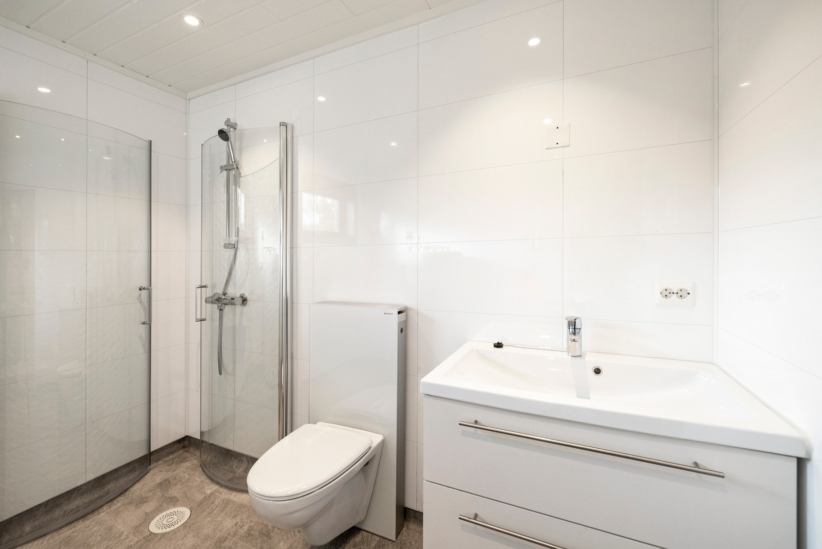 Innbydende bad med våtromsplater på vegger og vinylbelegg på gulv Galleribilde