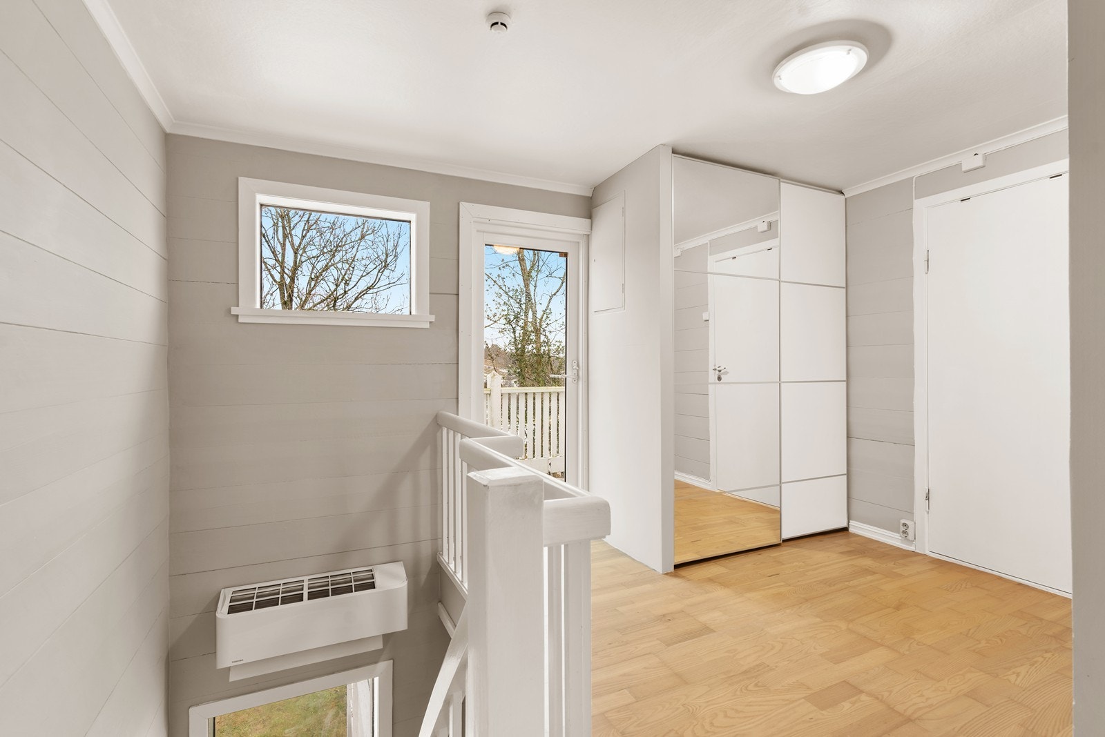 Gang i andre etasje med garderobe Galleribilde