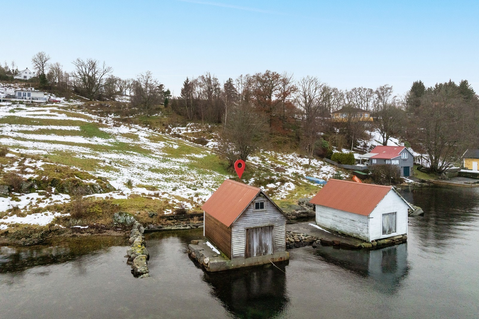 Naust, brygge og strand innenfor molo Galleribilde