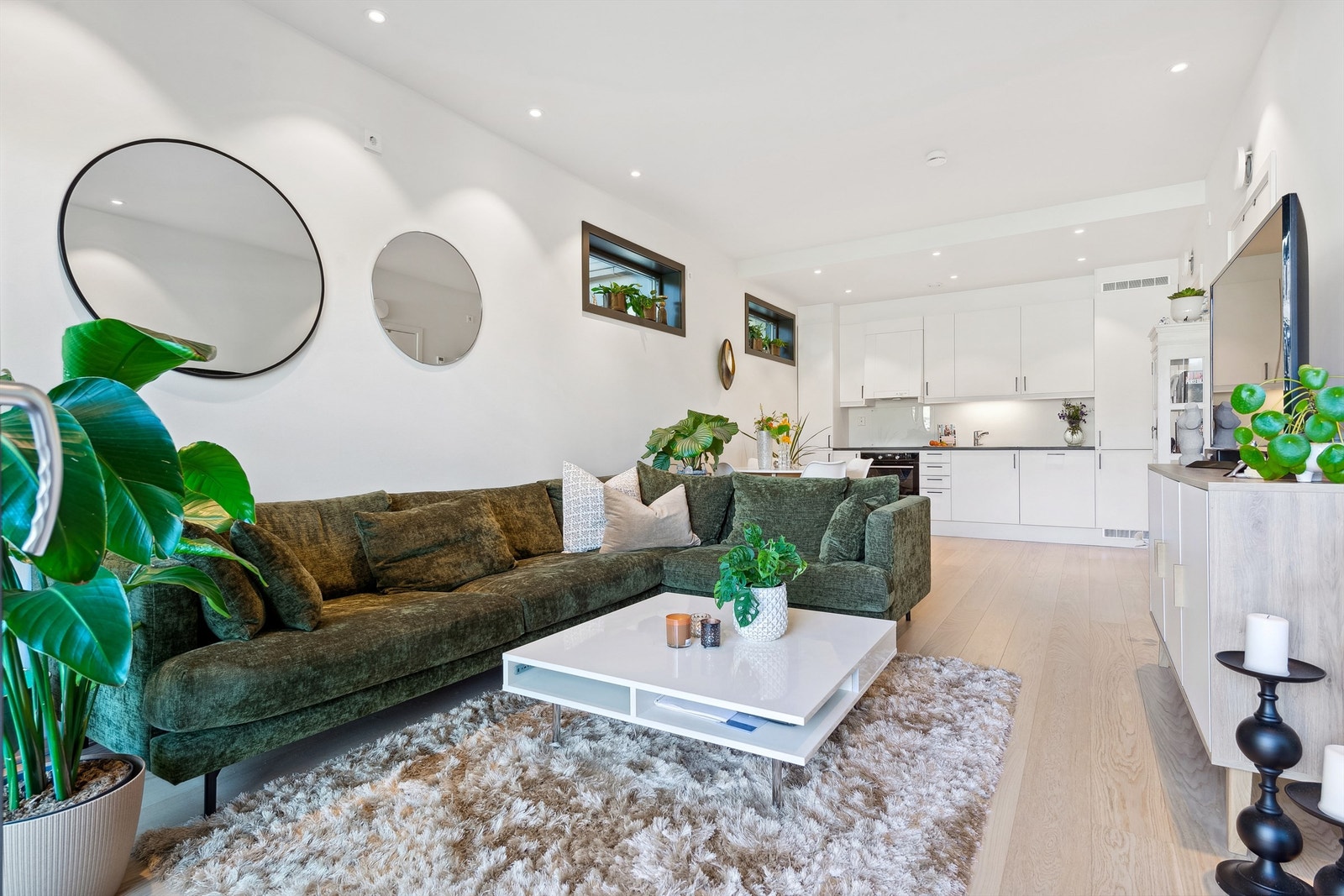 Stuen og kjøkkenet er i en åpen løsning, med en koselig spiseplass. Galleribilde