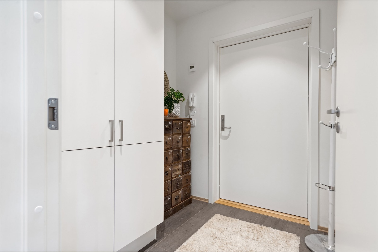 Denne innbydende leiligheten ligger i byggets andre etasje med en hyggelig entrè med god oppbevaringsplass. Galleribilde