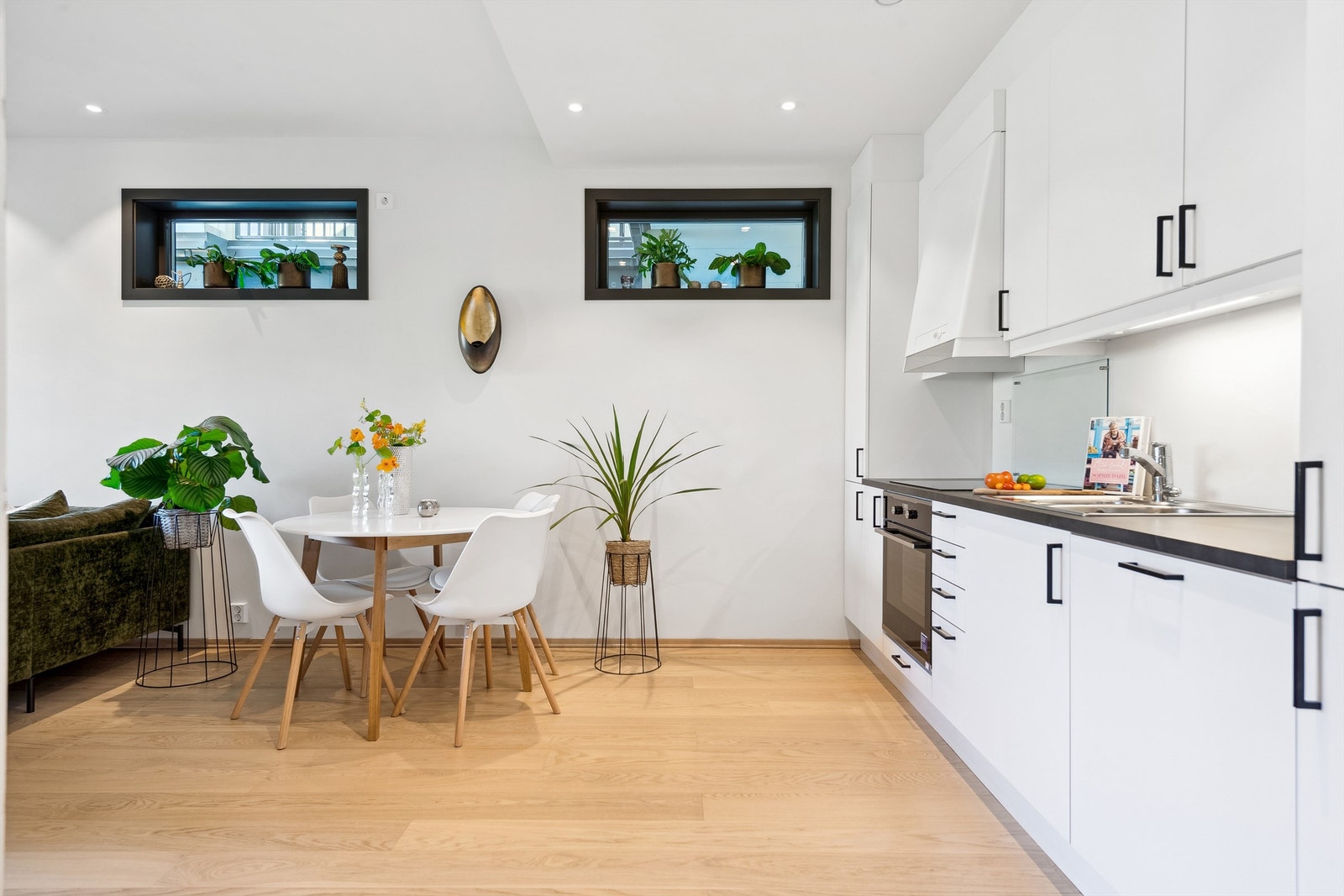 Kjøkkenet utstyrt med integrerte hvitevarer, inkludert komfyr, koketopp, oppvaskmaskin og kjøleskap. Galleribilde