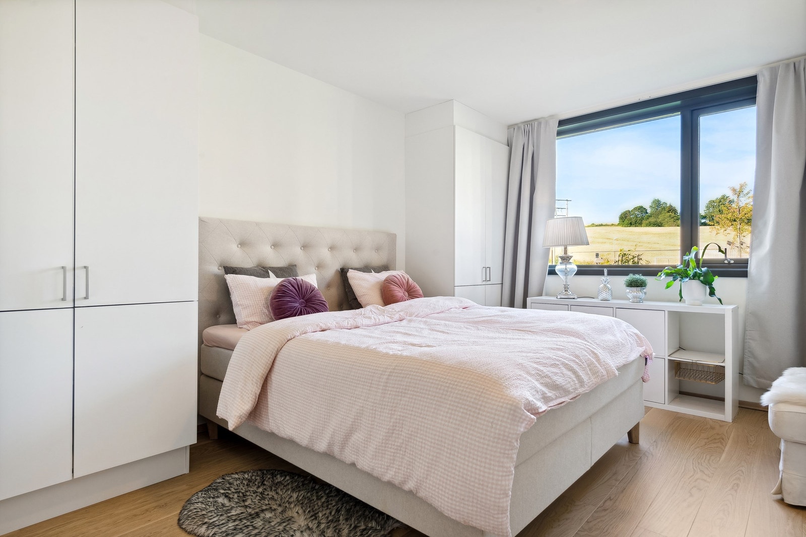 Leiligheten består av et stort og komfortabelt soverom med rikelig garderobeplass. Soverommet har lyse vegger og lekre gulv med parkett. Galleribilde