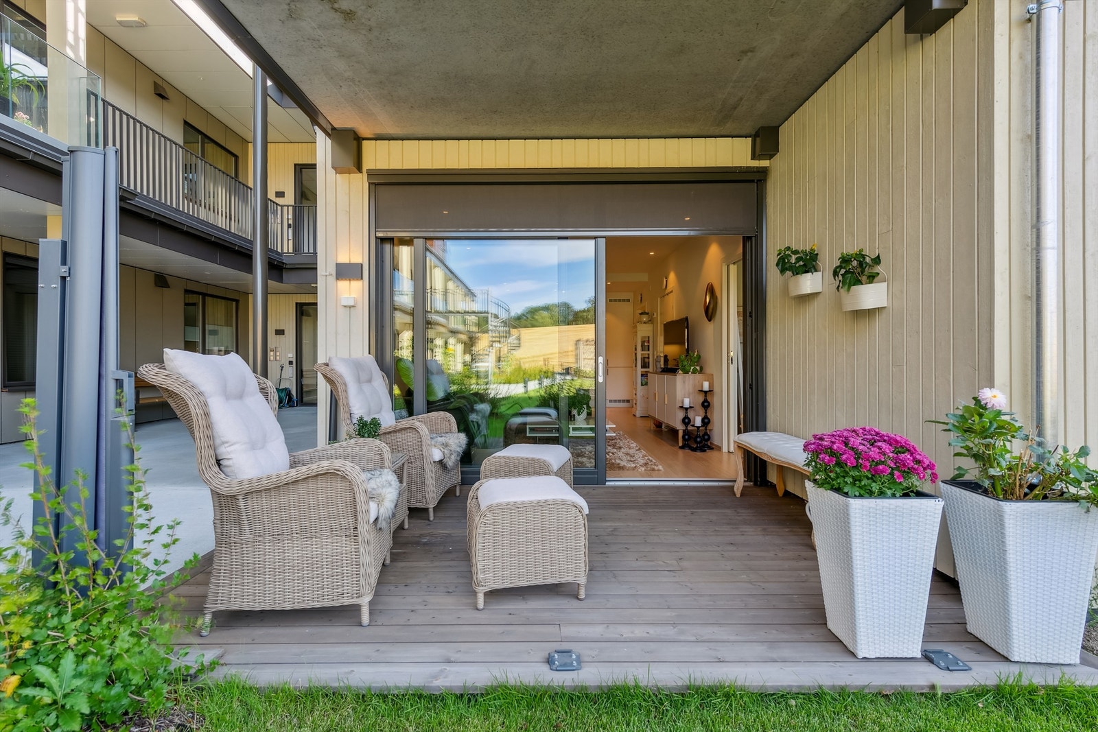 Koselig terrasse med fin plass for utemøblement. Galleribilde