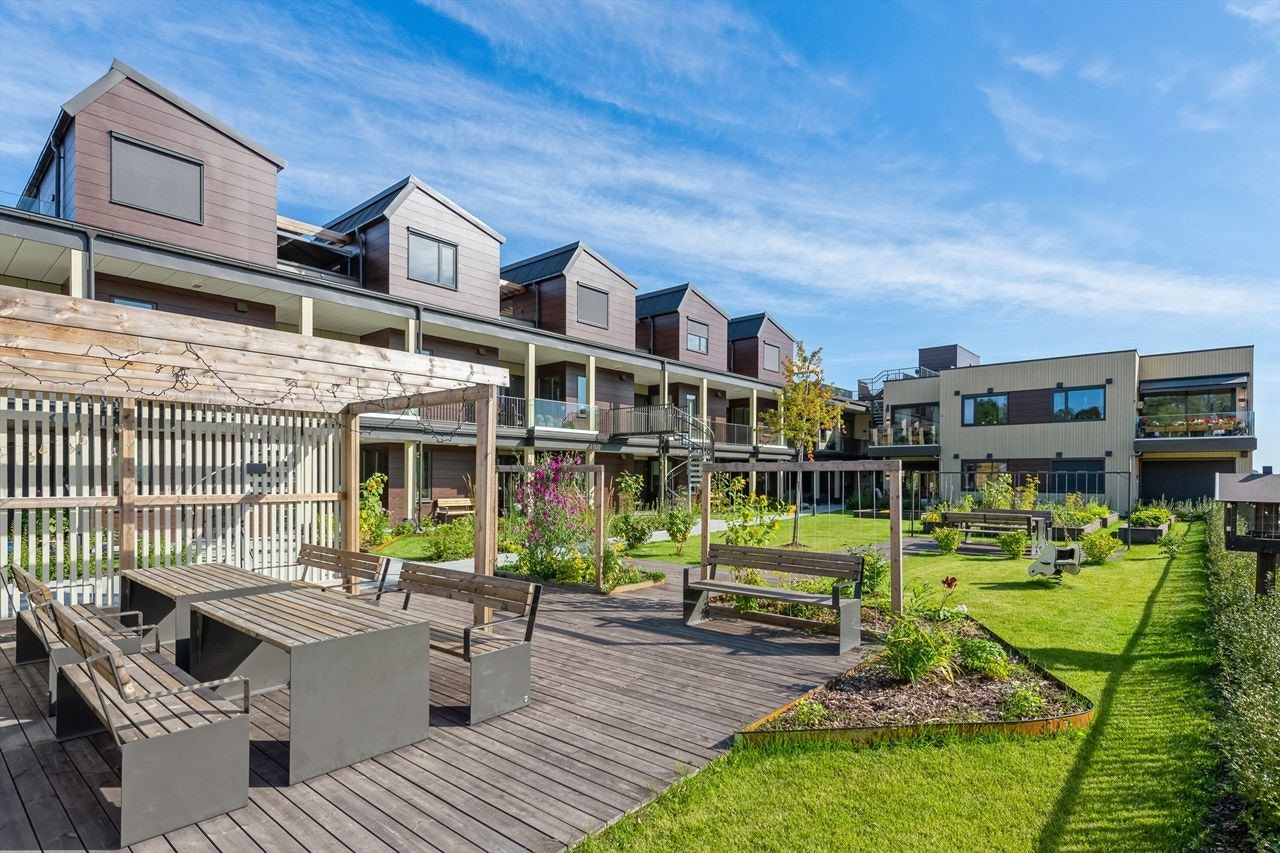 Bygget har romslig og frodig bakgårdshage som gir muligheter for både avslapning og sosiale aktiviteter. Galleribilde