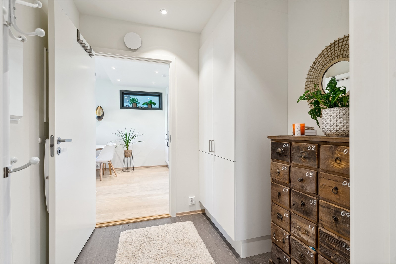 Lys og innbydende entré med direkte tilgang til stuen og kjøkkenet. Galleribilde