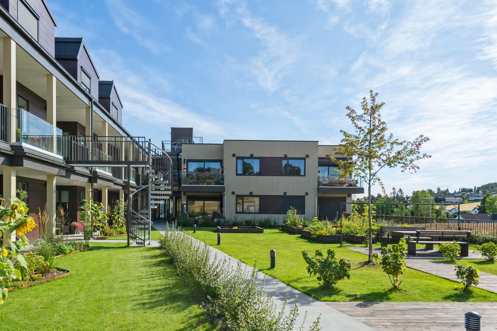 .Med gode bussforbindelser rett utenfor, som Ringruta til Lena, Reinsvoll, Raufoss og Gjøvik, er det lett å komme seg rundt. Galleribilde