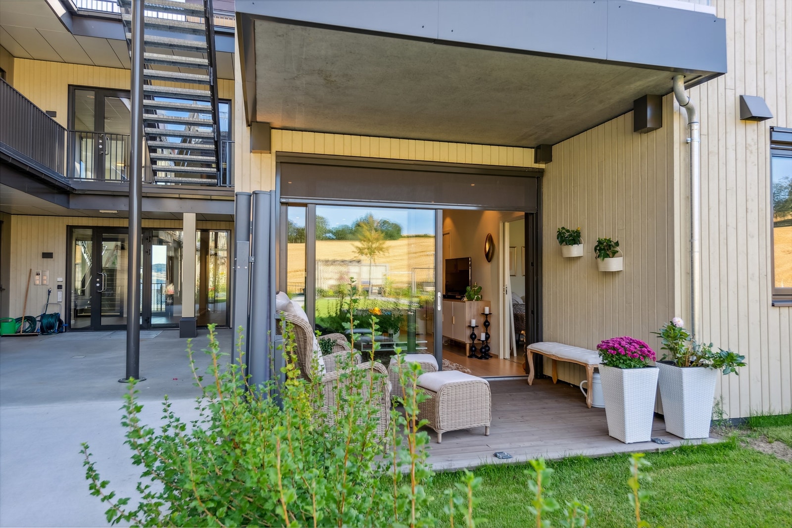 Innbydende uteplass som er overbygd Galleribilde