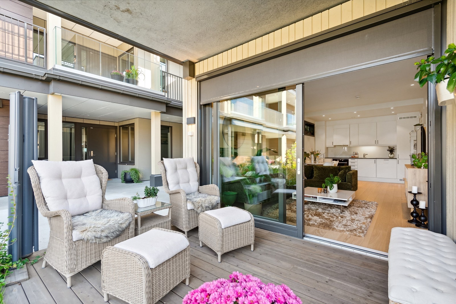 Uteplassen har en praktisk sidemarkise som beskytter mot vind og innsyn. Galleribilde