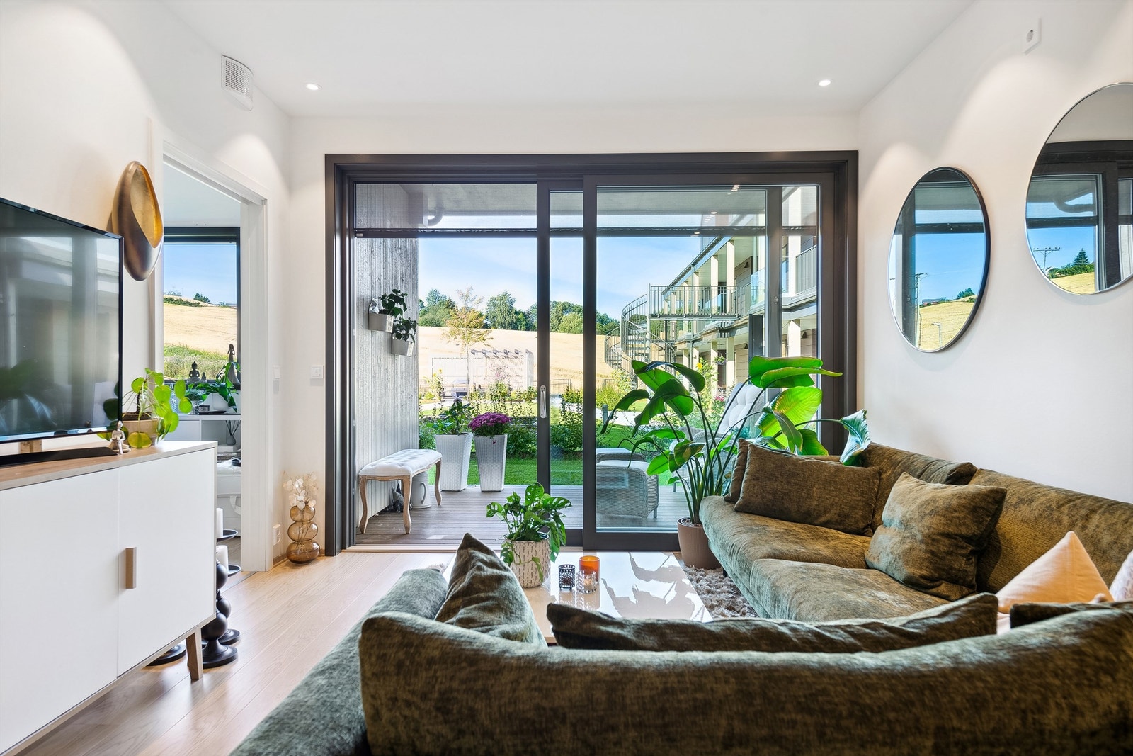 Stuen har utgang til en vestvendt, solrik uteplass på ca. 8,5 kvm. Galleribilde