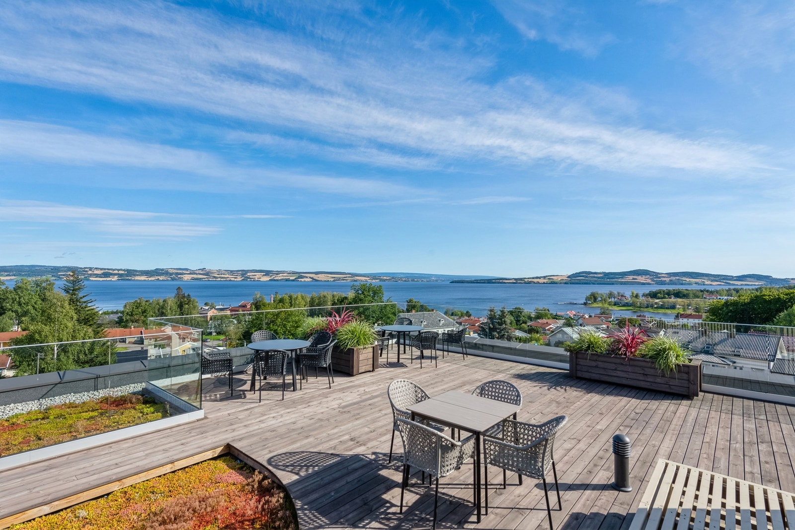 Felles takterrasse med panoramautsikt. Perfekt for solrike dager og sosiale sammenkomster. Galleribilde