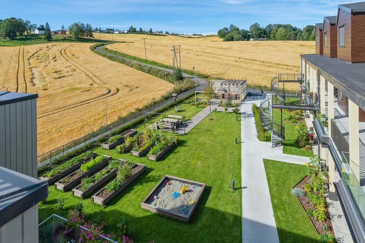 Praktisk og nyere 2 roms som vender ut mot felles bakgårdshage. Galleribilde