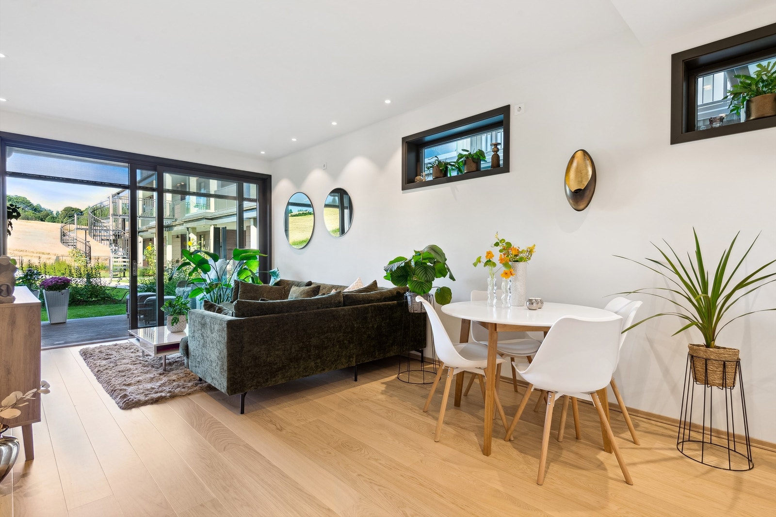 Stuen har fin plass for både sofamøblement og en liten spisegruppe og har godt med naturlig lys fra vinduene. Galleribilde