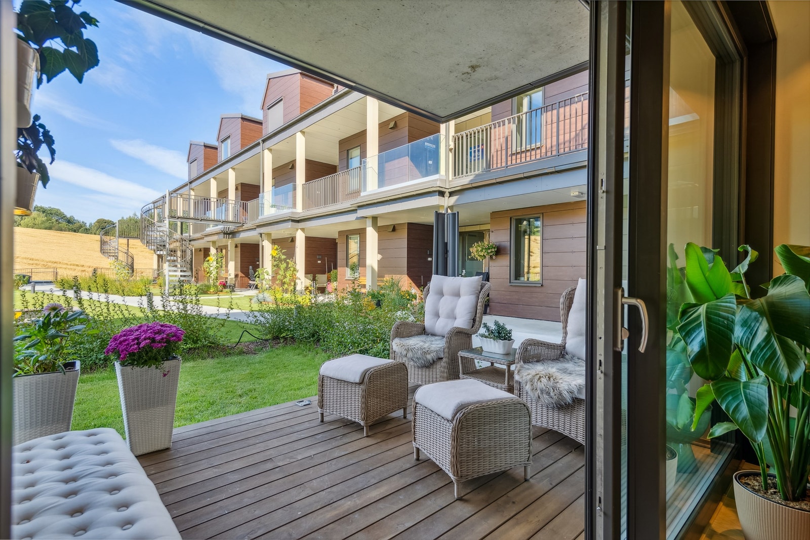 Denne leiligheten er utstyrt med flere kvaliteter, som vannbåren varme, balansert ventilasjon, stilren 1-stavs eikeparkett og elektrisk utvendig solskjerming. Galleribilde