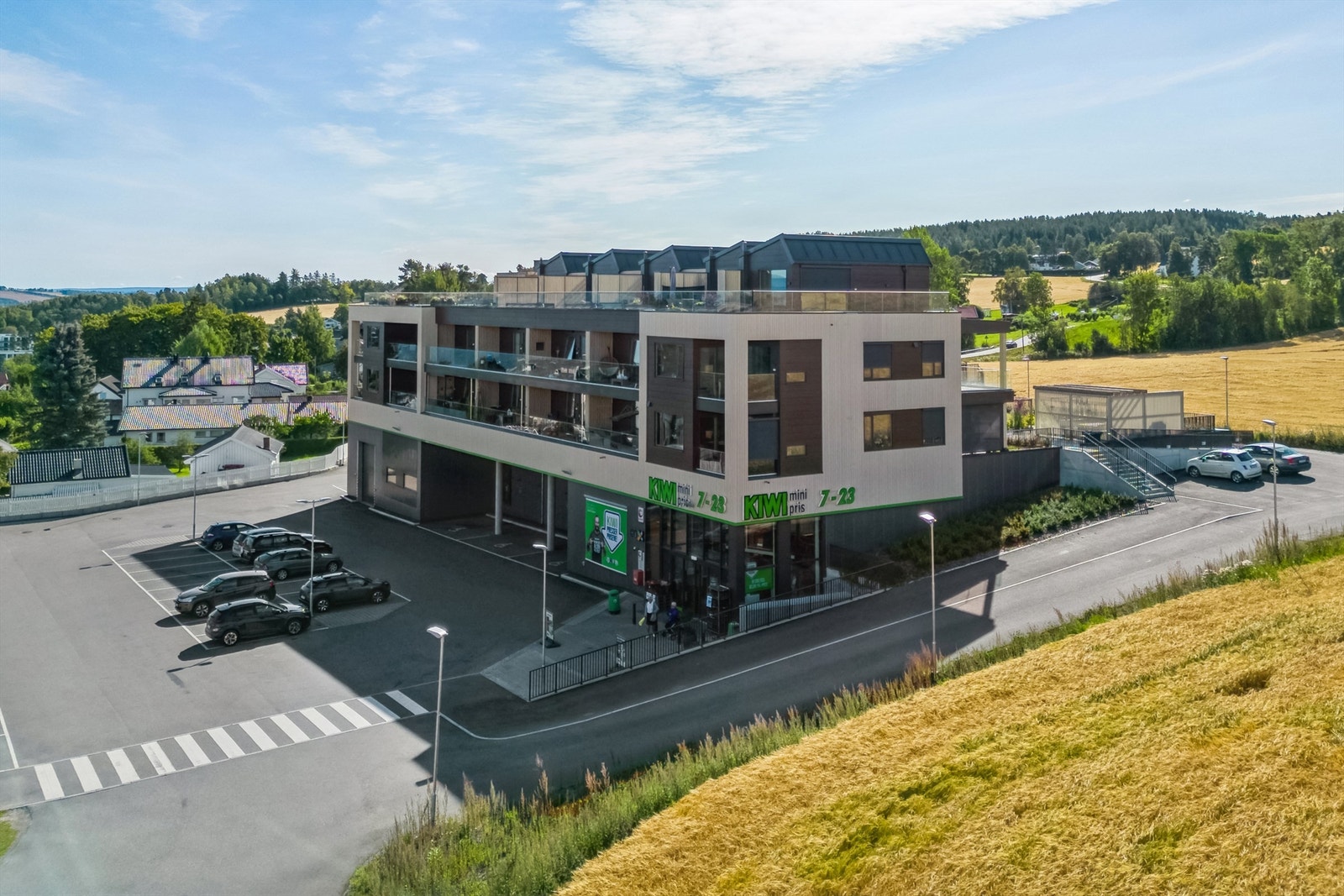 I første etasje av bygget finner du en praktisk Kiwi-butikk, og det er heis i blokka som gir enkel tilgang til alle etasjer. Galleribilde