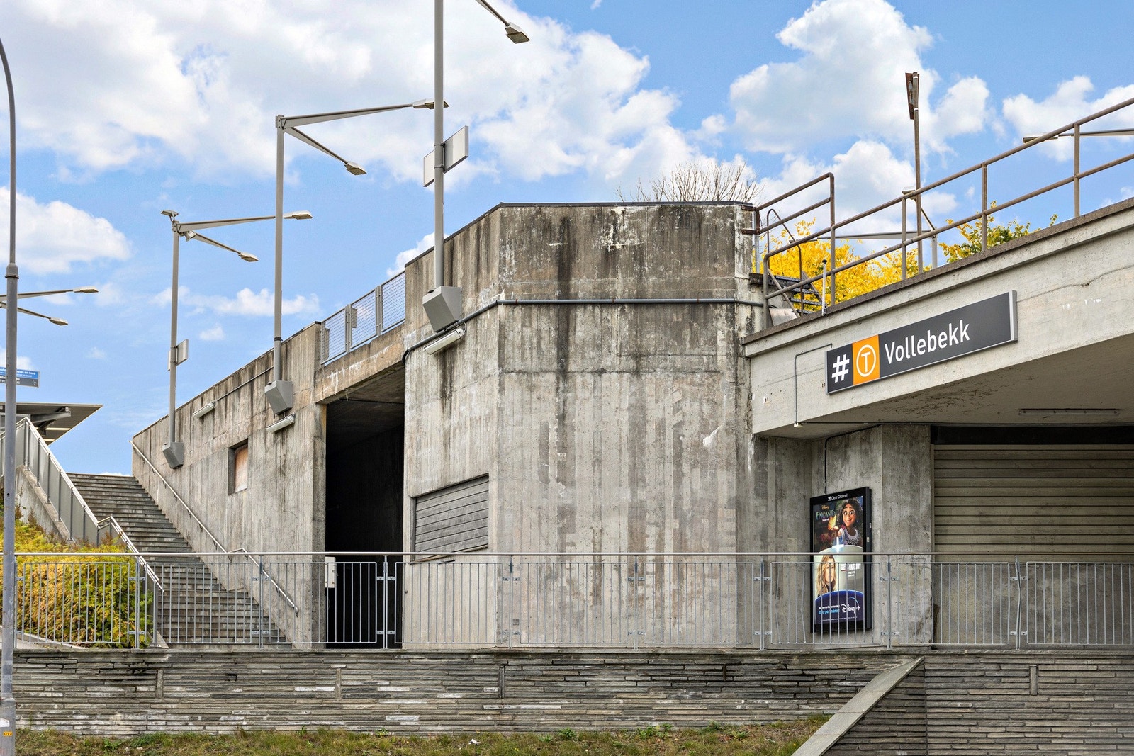 Nærmeste T-banestasjon er Vollebekk som ligger kun noen få minutters gange fra boligen. Her går linje 4- og 5 Vestli og 4 Bergkrystallen via Storo og 5 Ringen via Tøyen. Galleribilde