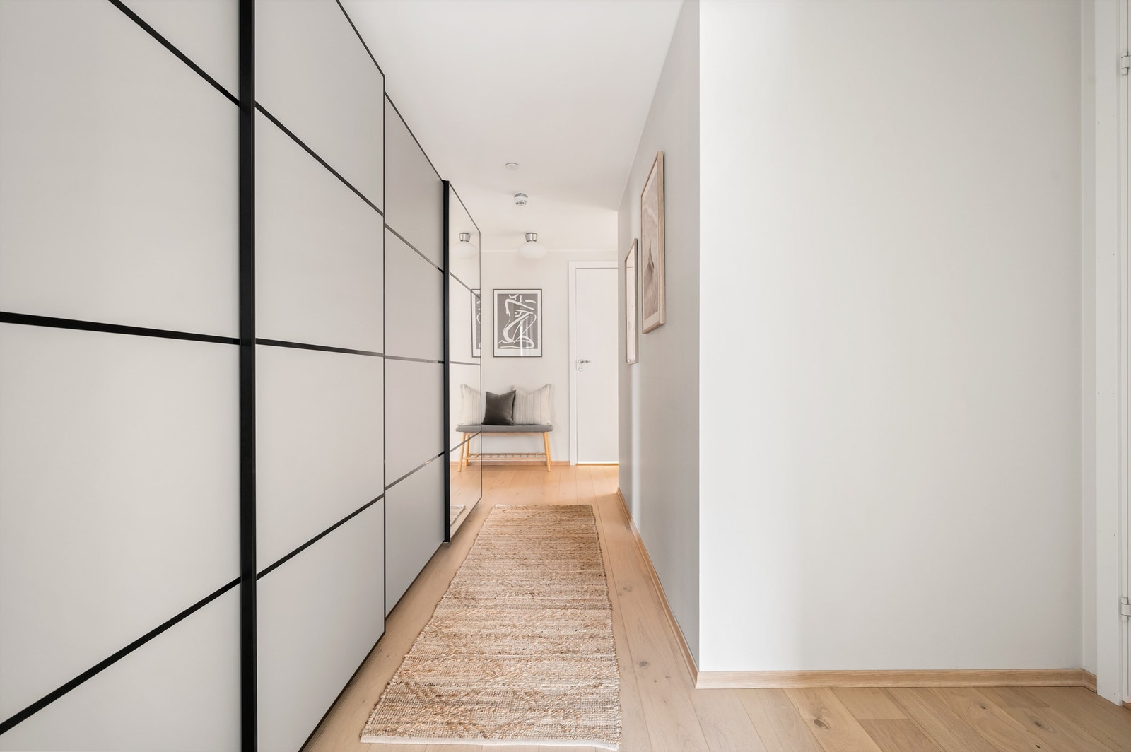Entréen er romslig med god plass for både oppbevaring og oppheng av yttertøy og sko i romslig garderobeskap. Galleribilde