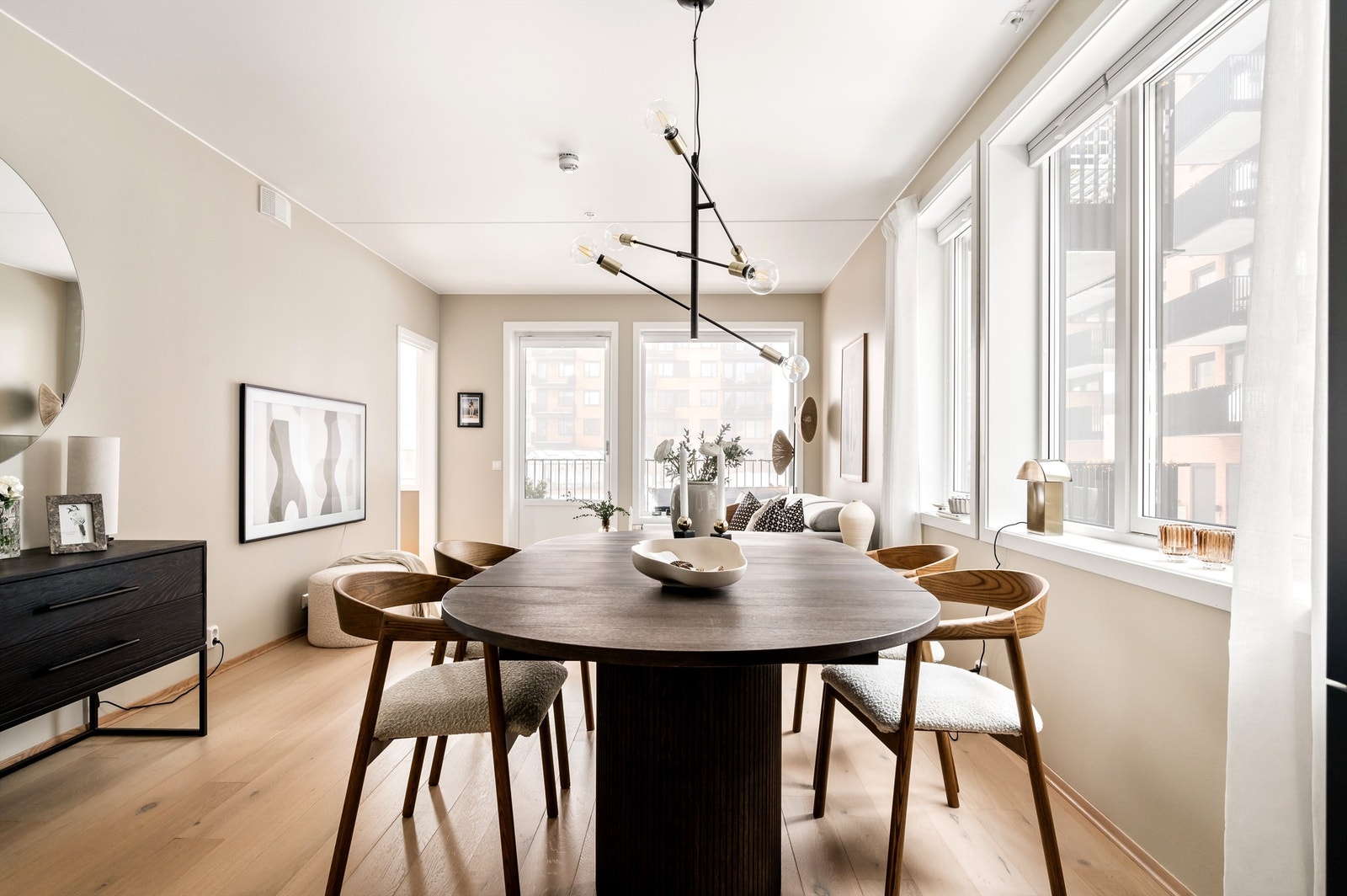 Tiltalende og moderne stue med en lys og luftig romfølelse. Det første som møter deg er store vindusflater på to veggflater, noe som gir en deilig atmosfære. Galleribilde