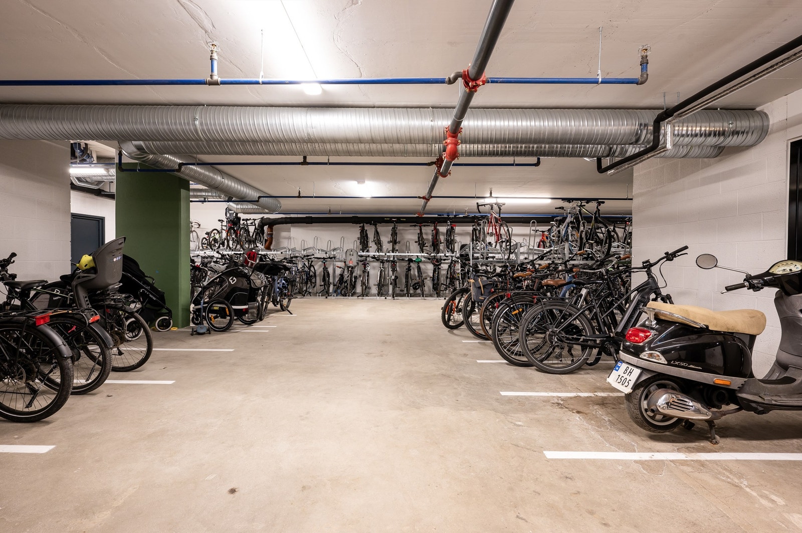 Felles sykkelparkering. Galleribilde
