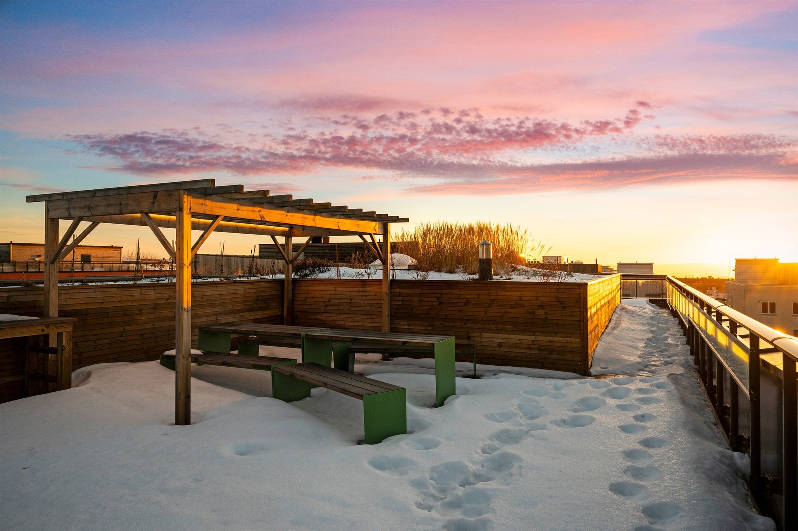 Borettslaget har også en felles takterrasse med sittegrupper samt upåklagelige sol- og utsiktsforhold! Galleribilde