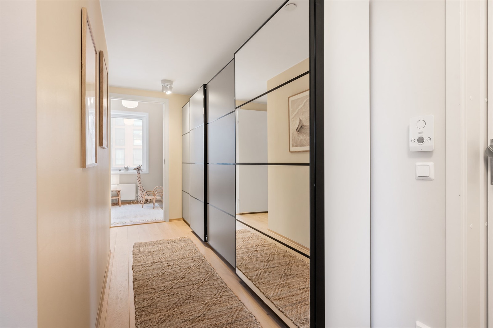 Det første som møter deg er en innbydende entré, som gir et godt førsteinntrykk av leiligheten. Galleribilde