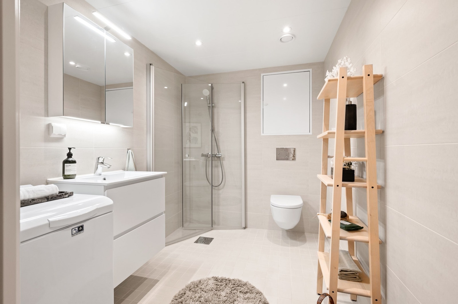 Boligens "gjestebad" har adkomst fra entré. Badet er romslig og delikat med flislagte overflater, vannbåren gulvvarme og downlights i himling. Galleribilde