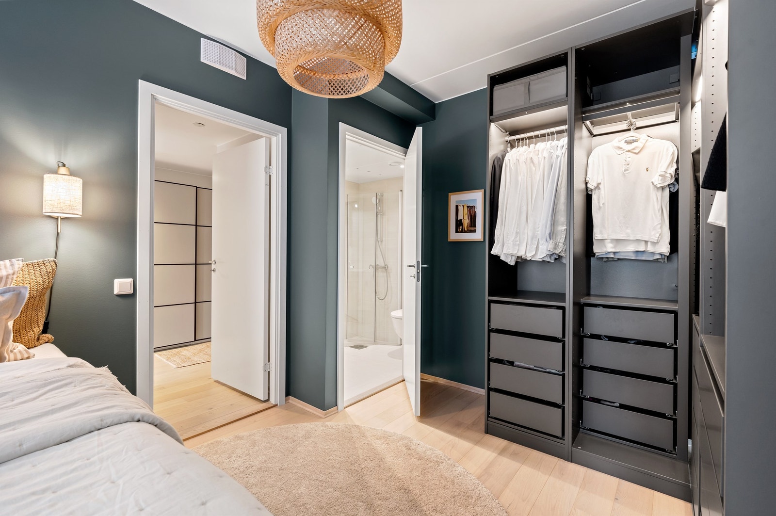 Direkte tilgang til privat baderom og balkong - her får du en skikkelig hotellfølelse hver dag! Galleribilde