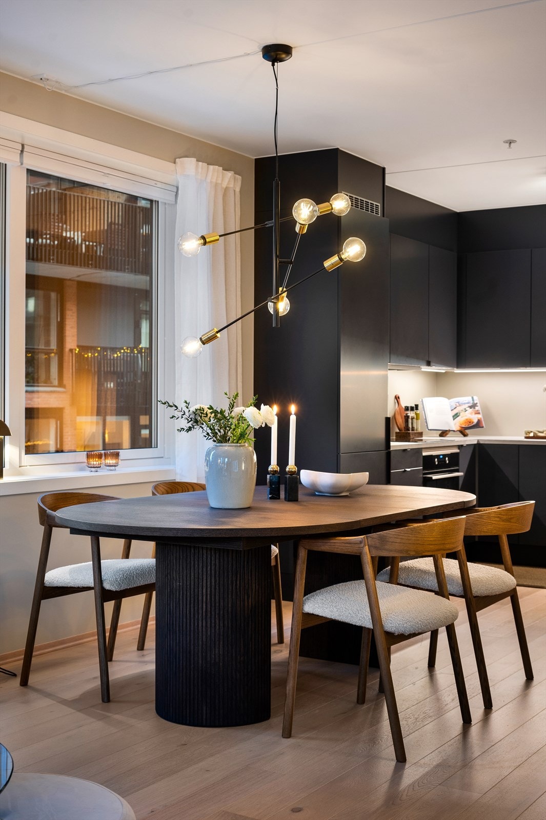 Et sosialt og hyggelig rom med plass til å invitere venner og familie til hyggelige sammenkomster. Galleribilde