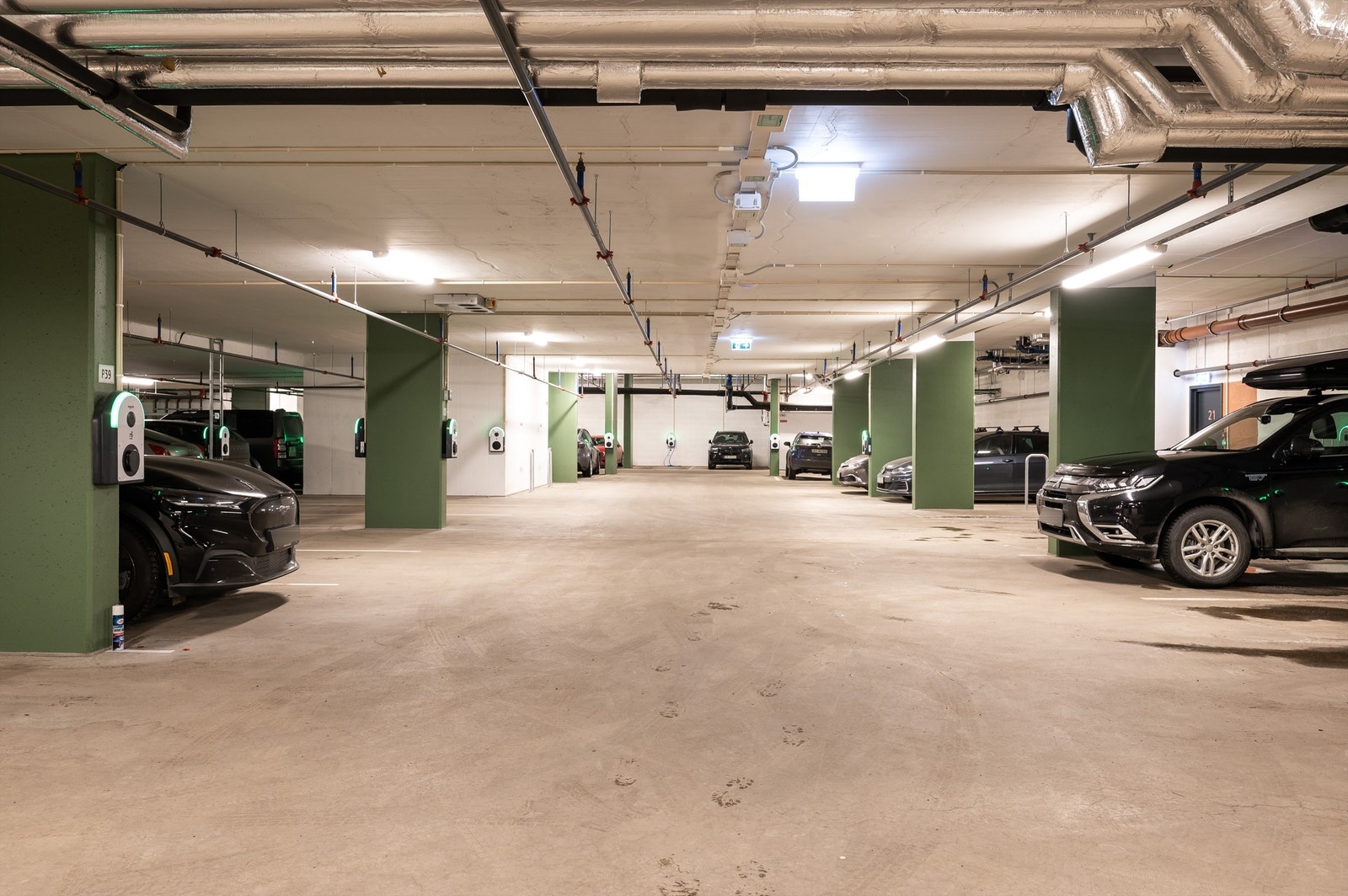 Det er tidvis garasjeplasser til leie og salg i felles garasjekjeller. Eier leier i dag en plass i felles garasjekjeller og det er mulig å overføre leieavtalen under ny kontrakt på forespørsel. Galleribilde