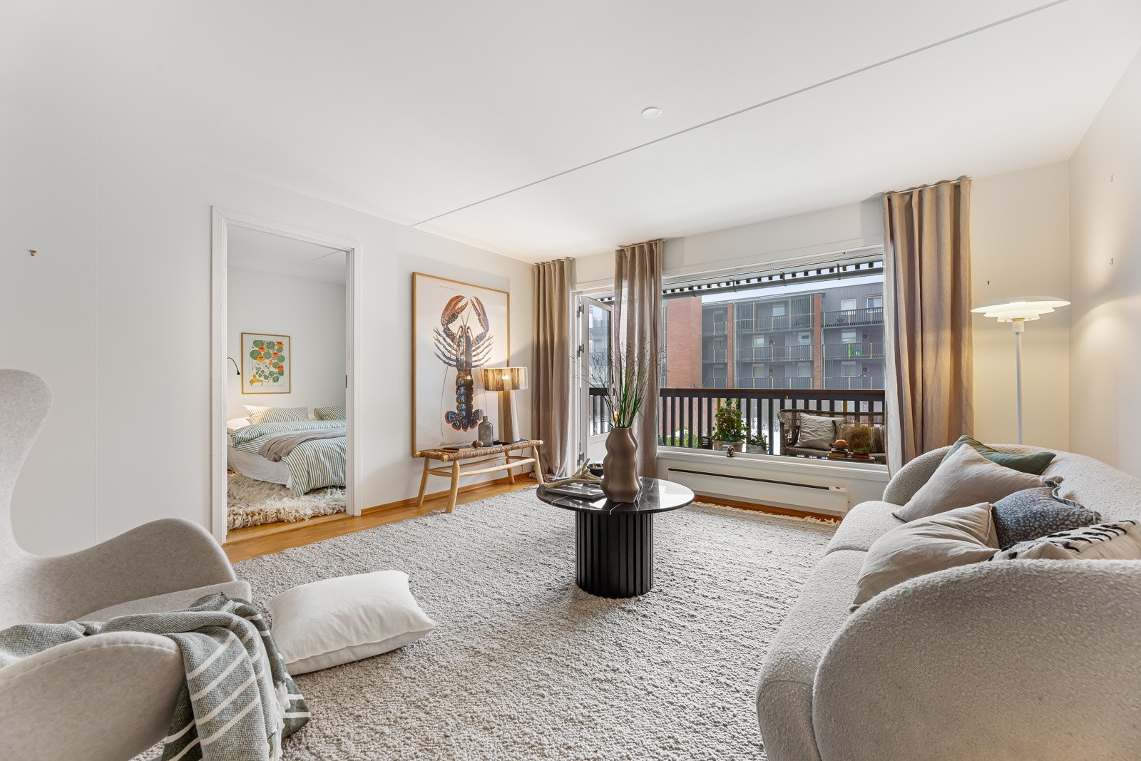 Stue med mye innlys via store vindusflater. Galleribilde