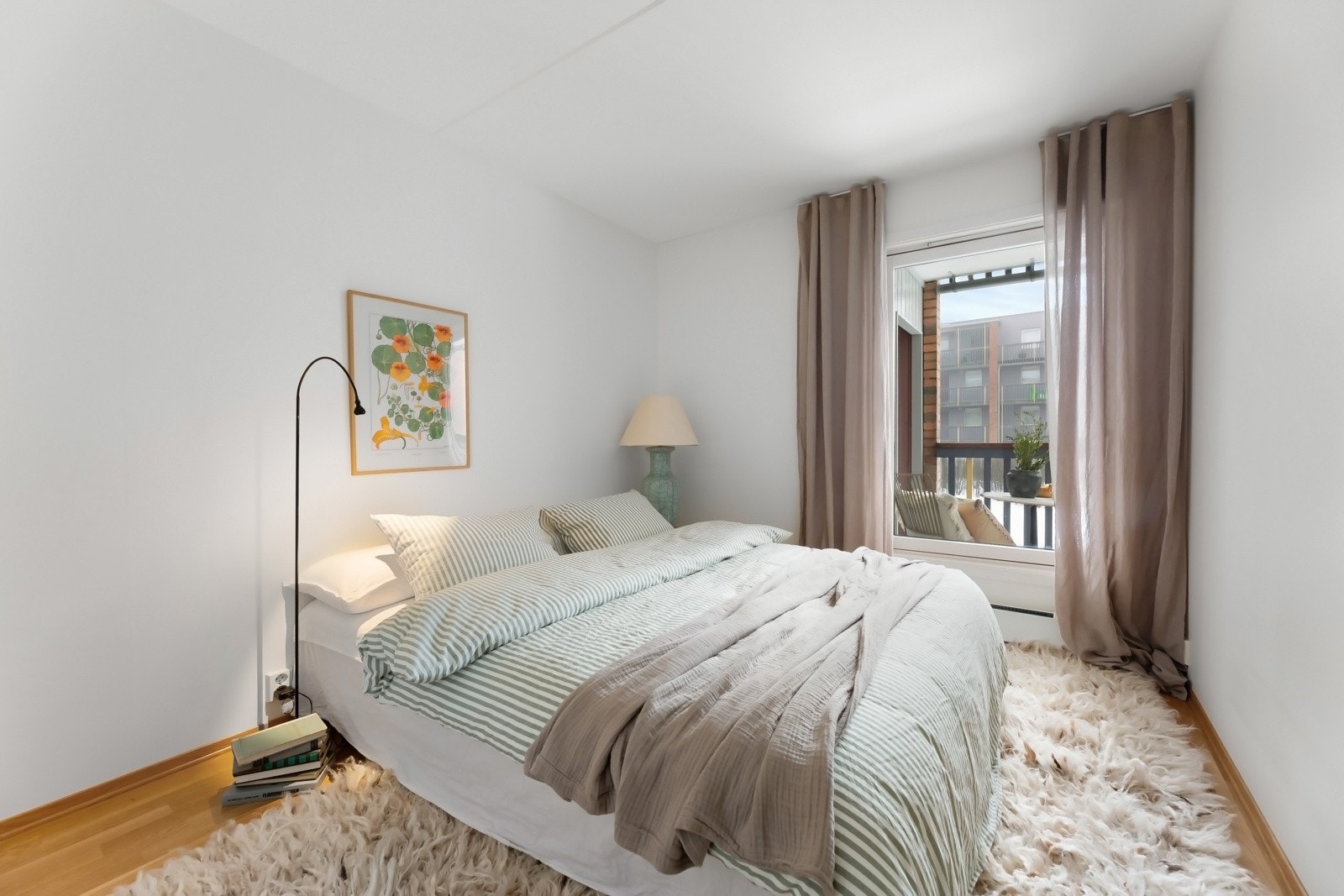 Hovedsoverom med plass til dobbeltseng med tilhørende nattbord. Galleribilde