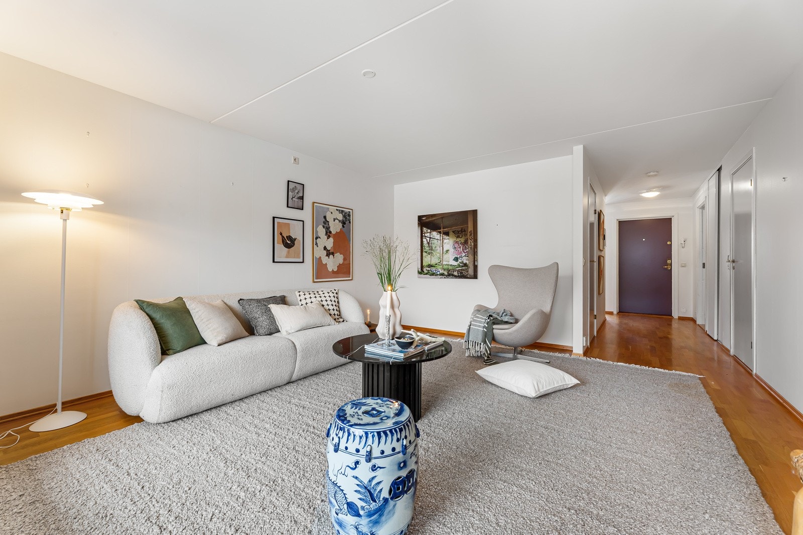 Rikelig med plass til stor sofagruppe, medievegg og stuebord. Galleribilde