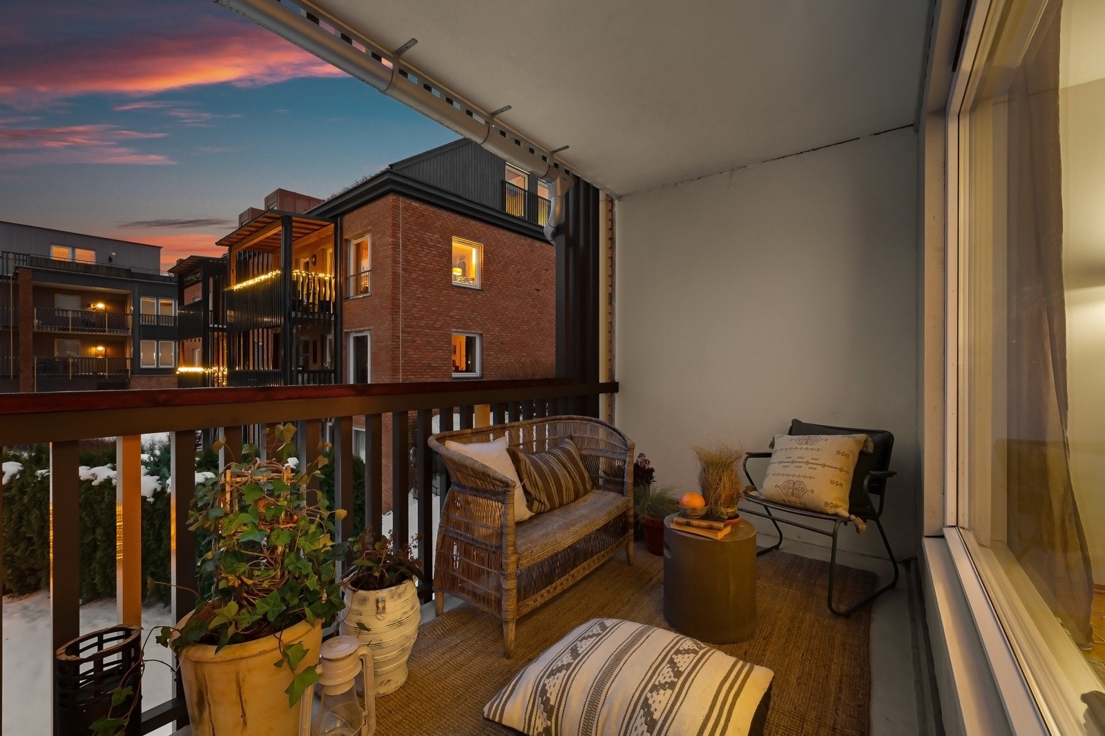 En romslig og flott beliggende endeleilighet med blant annet stor balkong, god planløsning og egen garasjeplass med lademulighet. Galleribilde